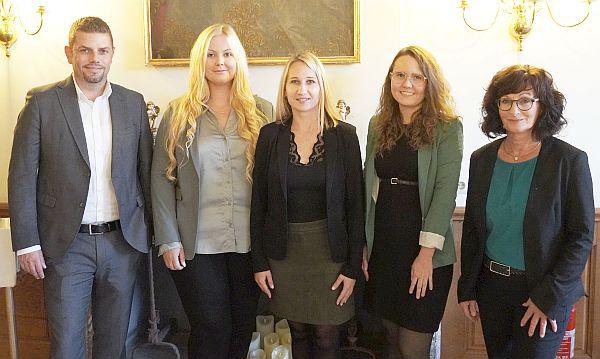 "Standesamt-Team" in Rheinfelden stellt sich neu auf.
Von links: Amtsleiter Dominic Rago, Jessica Flößer, Ann-Kathrin Otto, Alisa Trübe und Ute Steiner.

Foto: Stadt Rheinfelden 