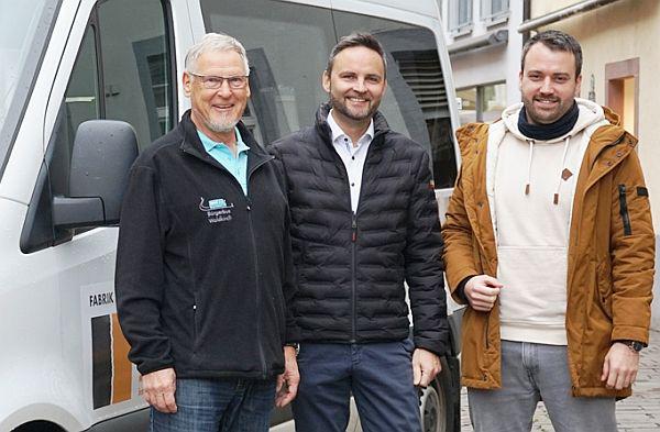 Zwei Jahre Bürgerbus in Waldkirch.
Michael Göb (Leitung Bürgerbus), Oberbürgermeister Michael Schmieder und Sören Radigk (Abteilung Stadtentwicklung, Umwelt und Verkehr).

Foto: Stadt Waldkirch 

