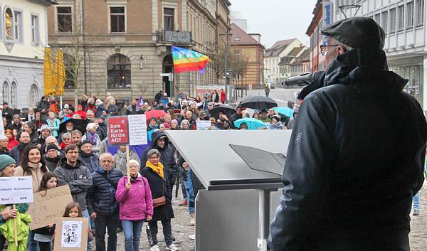 Kundgebung des Friedensforums Emmendingen: "Emmendingen steht auf für Frieden, Menschenwürde und Demokratie!"

Bild: Reinhard Lanioit / REGIOTRENDS lokal: "EM extra"