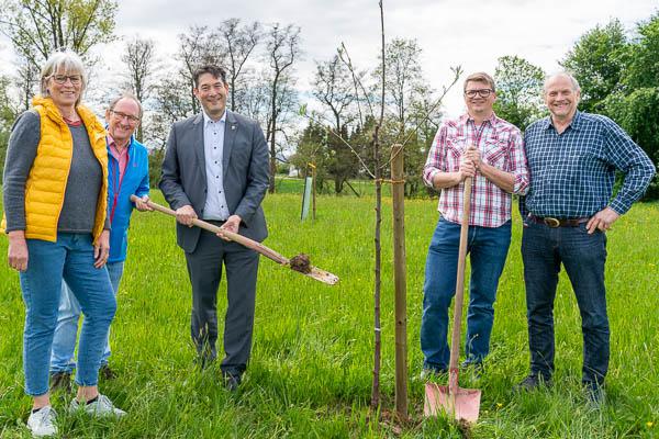 Denzlingen pflanzt Bäume auf Wiesen und Äcker.
Von links: Gemeinderätin Silke Höfflin (Grüne), Gemeinderat Willi Kieninger (SPD), Bürgermeister Markus Hollemann, Waldökologe Patrick Pyttel und Christoph Höfflin (Ortsverband Denzlingen, BLHV).

Foto: Jens Glade / Internetzeitung REGIOTRENDS