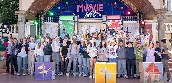 Deutsch-Französische Schulprojekte zum Thema Märchen im Europa-Park.
Miriam Mack mit den Betreuern und Schüler des deutsch-französischen Schulprojekts.

Foto: Europa-Park 