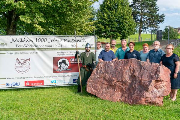 Freiamt feiert 1000 Jahre Mußbach 

Von links: Aron Haas alias Bezelin von Villingen, Gemeinderat Helmut Roser (aus dessen Stall der Ochs am Spieß stammen wird), Heino Wolfsperger (verantwortlich für die Organisation des Mittelaltermarktes), Orga-Sprecher Timo Kölblin, Gemeinderat, Martin Böcherer, Nicole Reifert (Vorstand MSRT), Marlies Gehmlich (SC Freiamt), Hubert Haas (Heimatverein Freiamt), Bürgermeisterin Hannelore Reinbold-Mench. 

Foto: Jens Glade / Internetzeitung REGIOTRENDS