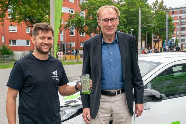 Zusätzliches Carsharing-Angebot in Freiburg.
Jonas Schmid (Grüne Flotte) und Baubürgermeister Martin Haag (rechts).

Foto: Jens Glade / Internetzeitung REGIOTRENDS