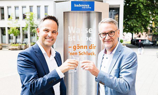 Ersten mobilen badenova-Trinkwasserspender in Lahr in Betrieb genommen.
Hans-Martin Hellebrand (Vorstand badenova, links) und Markus Ibert (Oberbürgermeister Stadt Lahr).

Foto: badenova