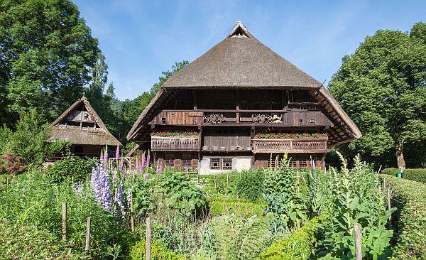 "Architektur macht Gäste" - Jahrestagung der Schwarzwald Tourismus GmbH im Schwarzwälder Freilichtmuseum Vogtsbauernhof in Gutach (Ortenau) abgehalten.
Vogtsbauernhof mit Bauerngarten.

Foto: Schwarzwald Tourismus GmbH - Freilichtmuseum Vogtsbauernhof