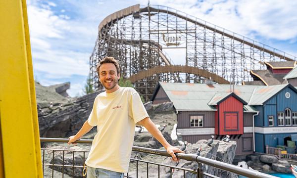 Clueso im Themenbereich Island vor der Holzachterbahn "WODAN - Timburcoaster" im Europa-Park

Bild: Europa-Park