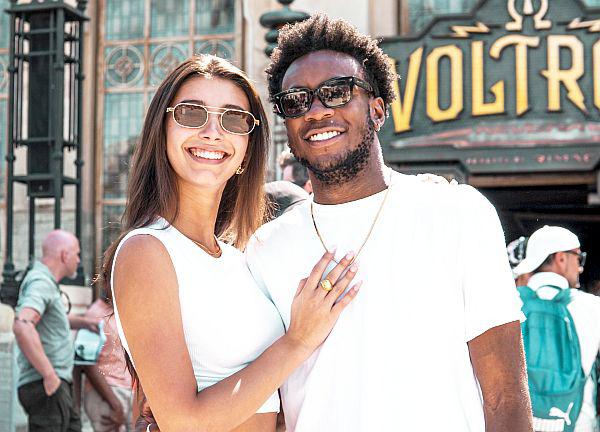 Musiker David Banda zu Gast im Europa-Park.

David Banda gemeinsam mit Freundin Maria Atuesta vor der Achterbahn „Voltron Nevera powered by Rimac“.

Foto: Europa-Park
