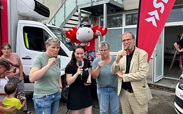 SWR3 machte in Rheinfelden-Adelhausen spontane Sommerparty.

Spaß am Mittag! Von links: Tamara Kähny (Vorsitzende TuS Adelhausen), SWR3-Moderatorin Rebekka de Buhr, Silvia Rütschli (Ortsvorsteherin Adelhausen), Oberbürgermeister Klaus Eberhardt
r
Bild: Chantal Hommes-Olaf 