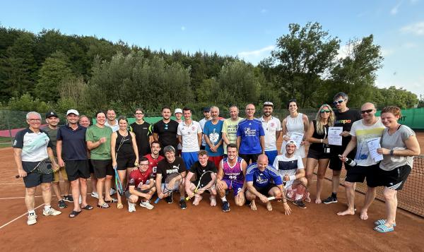 Eine fröhliche Truppe von Sportlern. Hier alle Beteiligten des Grümpel-Turniers, das am Wochenende auf de Clubgelände des Tennisclubs Heimbach stattfand

(Foto: Regina Keller)