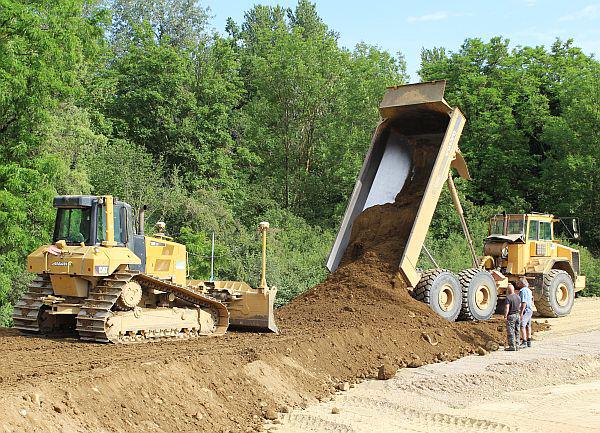 Erdaushubdeponie des Landkreises Emmendingen in Sasbach ist in Betrieb.
Auf der Deponie „Burggrün“ in Sasbach wird Erdaushub angenommen. 
Anlieferung von Material.

Foto: Landratsamt Emmendingen - Ulrich Spitzmüller