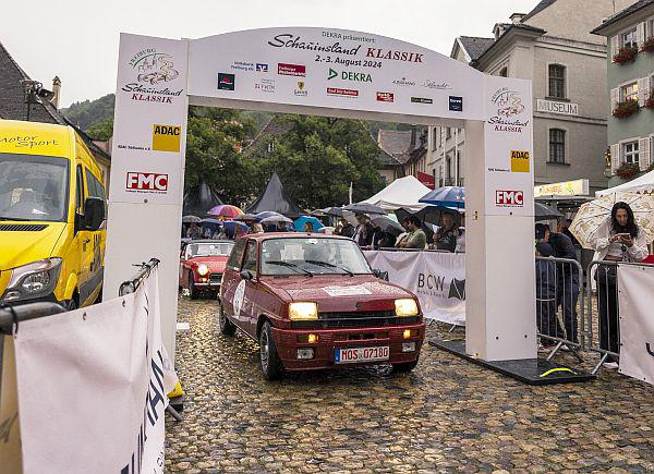 Zwei Tage Rallye-Fieber herrschte in und um Freiburg.
Zur Zieleinfahrt auf den Freiburger Münsterplatz kamen trotz Regen viele begeisterte Zuschauer. Das Team von Andreas Zuhnemer und Rolf Pellini sicherte sich mit dem roten Renault R5 Alpine Turbo aus dem Jahr 1984 den Gesamtsieg.

Foto: ADAC Südbaden e.V. - Marcel Bischler