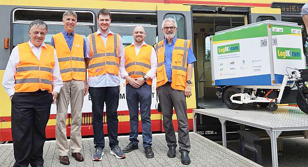 Güter könnten bald per Straßenbahn kommen.
Von links: Roland Frindik (Marlo Consultants, Karlsruhe), Ingo Dittrich, Jonas Ziegler, Theo Lutz (alle Hochschule Offenburg) und Günter Koch (DB Engineering&Consulting, Karlsruhe) bei der Abschlussveranstaltung.

Foto: Hochschule Offenburg
