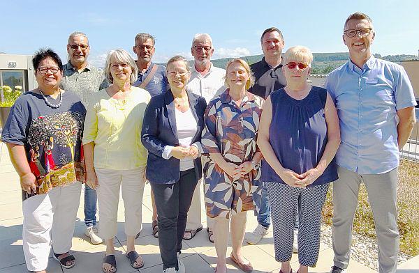 Dienstjubiläen und Verabschiedungen in Weil am Rhein.
Dienstjubiläen und Verabschiedungen standen bei einer Feierstunde im Rathaus auf dem Programm: Oberbürgermeisterin Diana Stöcker (vorne, Mitte), Personalleiter Christoph Braun (rechts) sowie der Personalratsvorsitzende Rainer Müller (Dritter von rechts) bedankten sich bei Eveline Vinh-Marinelli, Klaus Schrödter, Barbara Wößner, Erwin Brändlin, Werner Turpisz, Simone Dobler und Christine Scheithauer (von links) für ihr jahrzehntelanges Engagement für die Stadtverwaltung Weil am Rhein.

Foto: Stadtverwaltung Weil am Rhein - Steinebrunner
