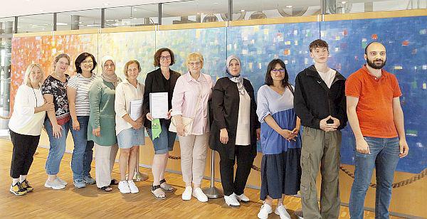 18 Elternmentoren eigneten sich in Villingen-Schwenningen ordentliche Portion Wissen an.
Die neuen elf Elternmentoren sind eine wichtige Unterstützung für Menschen mit ausländischer Herkunft. 

Foto: Stadt Villingen-Schwenningen - Julia Leontjev