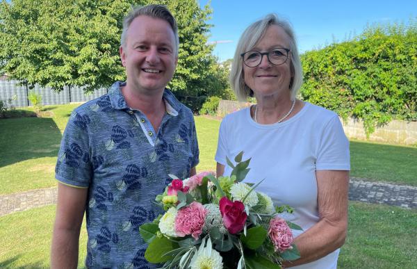 Bürgermeister Pascal Weber gratulierte Esther Dixa 

Bild: Gemeinde Ringsheim