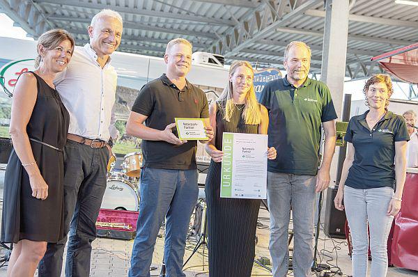 Metzgerei Linder wird Naturpark-Partner.
Freude über die Auszeichnung zum Naturpark-Partner: Marianne und Hermann Linder, Sarah und Nicolai Linder sowie Roland Schöttle und Verena Spieth vom Naturpark Südschwarzwald e.V. 

Foto: Naturpark Südschwarzwald e.V. - Metzgerei Linder