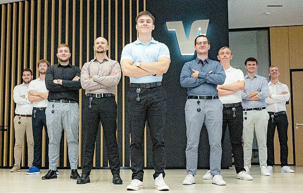 Volksbank Freiburg begrüßte neue Auszubildende.
Die Auszubildenden (von links): Benedikt Livajic, Manuel Kaufmann, Alexander Tocari, Vincent Grimm, Patrick Dietlmeier, Fabio Zeiser, Florian Held, Ben Endreß und Lukas Klingenmeier.

Foto: Volksbank Freiburg eG, 