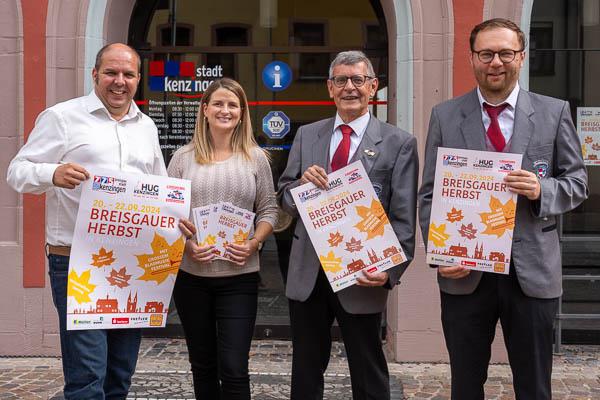 Breisgauer Herbst in Kenzingen vom 20. bis 22. September

Von links: Bürgermeister Dirk Schwier, Stadtmarketingchefin Lisa Schillinger, 2. Vorstand der Stadtkapelle, Walter Willaredt, Dirigent Dennis Droll. 

Foto: Jens Glade / Internetzeitung REGIOTRENDS