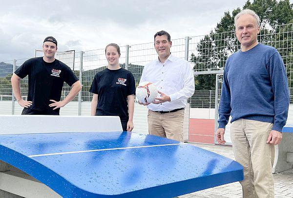 Neue Sportattraktion in Denzlingen.
Zur Begutachtung des neuen Teqball-Spieltisches im Stadtpark trafen sich (von links): Pascal Gence (JGR, Abteilung Ortsgestaltung), Lara Eckerle (stellvertretende JGR-Vorsitzende), Bürgermeister Markus Hollemann und Frank Adler (Jugendpflege Denzlingen).

Foto: Gemeinde Denzlingen - Melanie Lackner