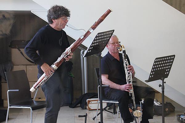 Vernissage im ARKANA FORUM in Emmendingen: „Pas de deux - Haiku und Malerei“

‘basseltang trio’: Frank Goos, Kape Hirt (links)

Bild: Reinhard Laniot / "EM-extra" (Lokaler News-Service -  exklusiv bei www.regiotrends.de)