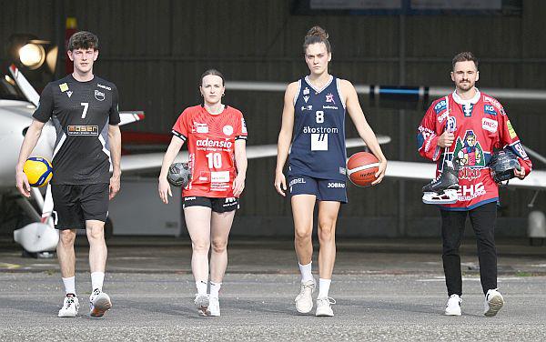 „Große Spiele“ in Freiburg wird für drei weitere Spielzeiten fortgesetzt.
Ready for take off: Die SpielerInnen der Großen Spiele Lorenz Rudolf (FT 1844 Freiburg Affenbande), Rebecca Dürr (HSG Freiburg Red Sparrows), Luisa Nufer (USC Freiburg Eisvögel) und Chris Billich (EHC Freiburg Wölfe) starten voll fokussiert in die neue Saison.

Foto: Große Spiele/jumediaprint GmbH - Achim Keller