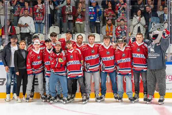 EHC Freiburg vergibt 3:1-Führung gegen Ravensburg

Vor dem Spiel: Ehrung für die U20 des EHC Freiburg für den Aufstieg in die DNL3.

Foto: Jens Glade / Internetzeitung REGIOTRENDS