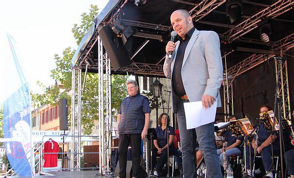 Drei Tage "Breisgauer Herbst" in Kenzingen

Bürgermeister Dirk Schwier dankte bei der offiziellen Eröffnung am Samstagmittag  auf der Bühne vor dem Rathaus allen Ausstellern und den Helfern hinter den Kulissen.

REGIOTRENDS-Foto: Reinhard Laniot