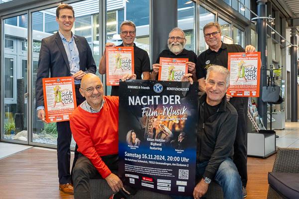 16./17. November 2024: Nacht der Filmmusik und Rotznasenrock-Matinee in Emmendingen.
Von links, hintere Reihe: Pascal Schmolck (Geschäftsführer Autohaus Schmolck), Marcel Thimm, Hermann Weiß, Präsident Roland Vogels (alle Kiwanis Club Emmendingen/Baden);
Vordere Reihe: Werner Englert (Kiwanis Club Emmendingen/Baden) und Kilian Heitzler (Leiter Kilian Heitzler Big Band). 

Foto: Jens Glade / Internetzeitung REGIOTRENDS