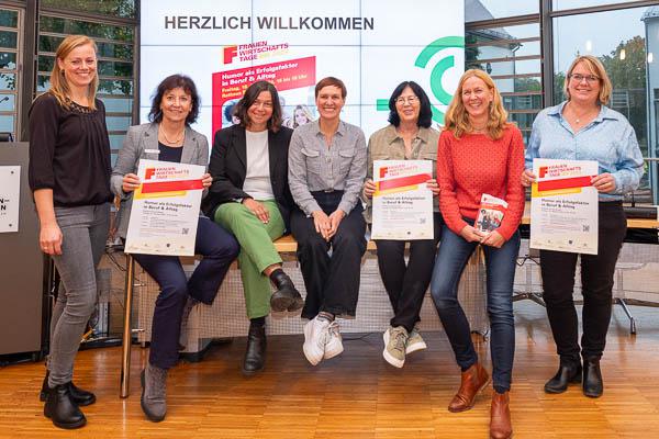 Frauenwirtschaftstag in Emmendingen am 18. Oktober

Von links: Lina Vasen (Wirtschaftsförderung des Landkreises Emmendingen), Petra Mörder (Wirtschaftsförderung Stadt Emmendingen), Andrea Klimak (Agentur für Arbeit, Freiburg), Referentin Kirsten Hänle (Humor Impulse), Christiane Weinmann-Eichenbaum (Volkshochschule Nördlicher Kaiserstuhl), Sabine Keller (Volkshochschule Nördlicher Breisgau), Silke Banasch (Regionalbüro für berufliche Fortbildung).

Foto: Jens Glade / Internetzeitung REGIOTRENDS