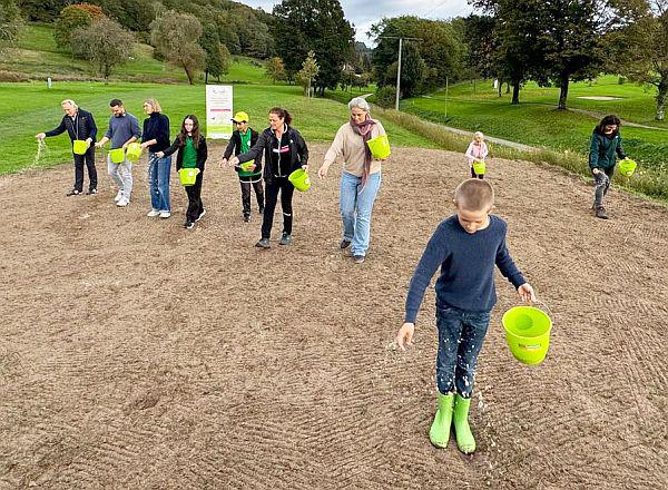 Golfclub Ortenau unterstützte Biodiversitäts-Initiative der Volksbank Lahr.
Gregor Appenzeller (Vizepräsident des Golfclubs, Zweiter von links), Jugendwartin Simona Schmidt (Dritte von links)  und Kinder säen auf dem Gelände des Golfclub Ortenau mehrere neue Wildblumenwiesen ein. 
Mit fachlichem Know-how dabei Lilli Wahli, Projektleiterin „Blühender Naturpark“ vom  Naturpark Schwarzwald Mitte/Nord und  Daniela Becker, Nachhaltigkeitsbeauftragte der Volksbank Lahr.

Foto:  Volksbank Lahr 
