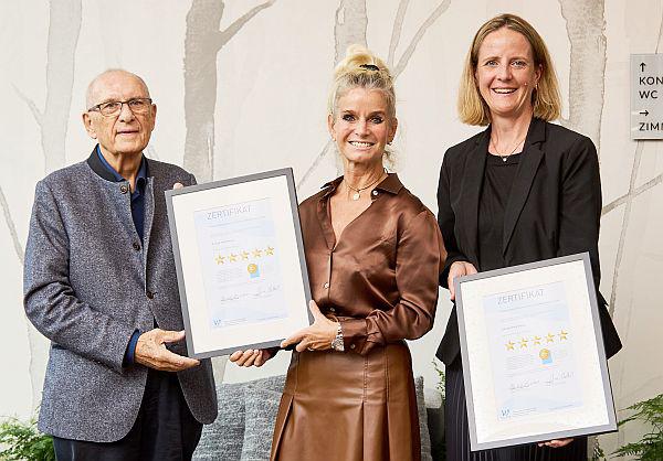 Europa-Park Hotel-Resort in Rust erhielt wichtige Wellness-Auszeichnung.
Michaela Doll-Lämmer (Direktorin Europa-Park Hotels, Mitte) und Ulrike Braun (Senior Sales Managerin Europa-Park Hotels) freuen sich über die Wellness Stars Urkunde für die Hotels "Santa Isabel", Colosseo", "Bell Rock" und "Krønasår", überreicht von Rudolf Forcher (Aufsichtsratsvorsitzender der Wellness Star).

Foto: Europa-Park 