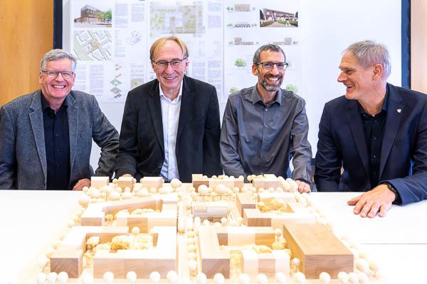 Entscheidung für das erste Quartiershaus im neuen Stadtteil Freiburg-Dietenbach ist gefallen.
Von links: Architekt Jürgen Spiecker (Spiecker, Sautter, Lauer), Baubürgermeister Martin Haag, Architekt Max Lauer (Spiecker, Sautter, Lauer) und Ulrich Becht (stellvertretender Leiter des Gebäudemanagements GMF).

Foto: Jens Glade / Internetzeitung REGIOTRENDS