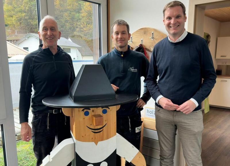 Norbert und Markus Helmle mit MdB Dr. Yannick Bury beim Betriebsbesuch der Zimmerei Helmle | Bildquelle: Abgeordnetenbüro Dr. Yannick Bury 