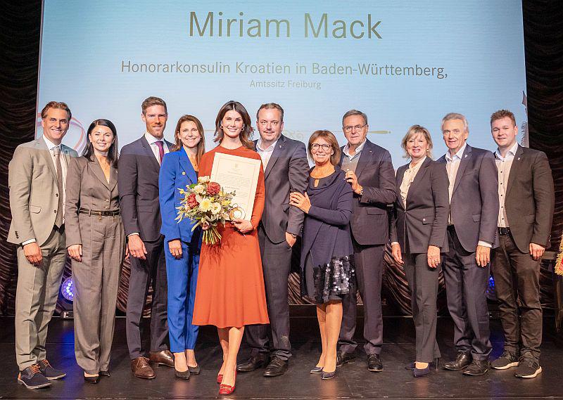 Miriam Mack zur Honorarkonsulin von Kroatien ernannt.
Familie Mack bei der Ernennung von Miriam Mack zur Honorarkonsulin.

Foto: Europa-Park 