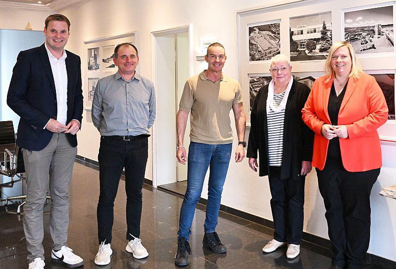 CDU-Abgeordnete Weiss und Bury informierten sich in Lahr über Baggersee-Photovoltaik.
Von links: Yannick Bury, Bruno Schwendemann (Verkaufsleiter), Bernd Kopf (Geschäftsführer), Annette Korn und Maria-Lena Weiss.

Foto: Abgeordnetenbüro Yannick Bury