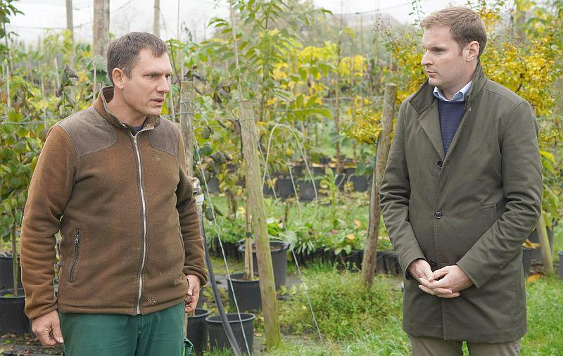 Japankäfer macht Baumschulen und Landwirten Sorgen - CDU-Bundestagsabgeordneter Yannick Bury besuchte Baumschule Schott in Sasbach-Leiselheim.
Matthias Schott (links) und Yannick Bury.

Foto: Abgeordnetenbüro Yannick Bury