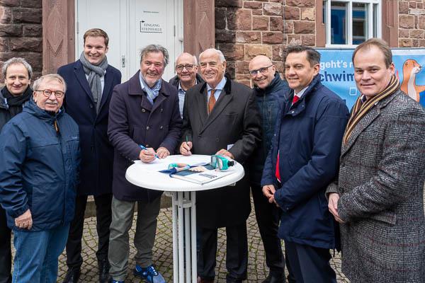 Das SchwimmMobil „Wundine on Wheels“ steht in Emmendingen.
Von links: Erster Landesbeamter Hinrich Ohlenroth, Helmut Rau (Kultusminister a.D.), Bundestagsabgeordneter Yannick Bury, Christoph Palm (Geschäftsführer Josef Wund Stiftung), Landtagsabgeordneter Alexander Schoch, Gundolf Fleischer (Präsident Badischer Sportbund Freiburg), Oberbürgermeister Stefan Schlatterer, Bundestagsabgeordneter Johannes Fechner und Thorsten Bierkamp (Präsident Badischer Schwimmverband).

Foto: Jens Glade / Internetzeitung REGIOTRENDS