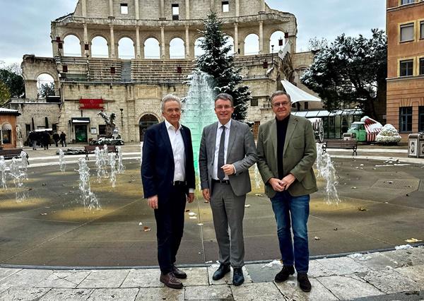 Über den ersten Austausch im Europa-Park freuen sich Jürgen Mack, Landrat Thorsten Erny und Roland Mack

Fioto: Europa-Park