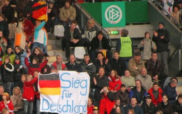 Frauenfußballl-Länderspiel in Freiburg: Am 28.02.2008 gewann Deutschland im Dreisamstadion  2:0 gegen China und ließ sich von den Fans dafür feiern!!

REGIOTRENDS-Archivbild