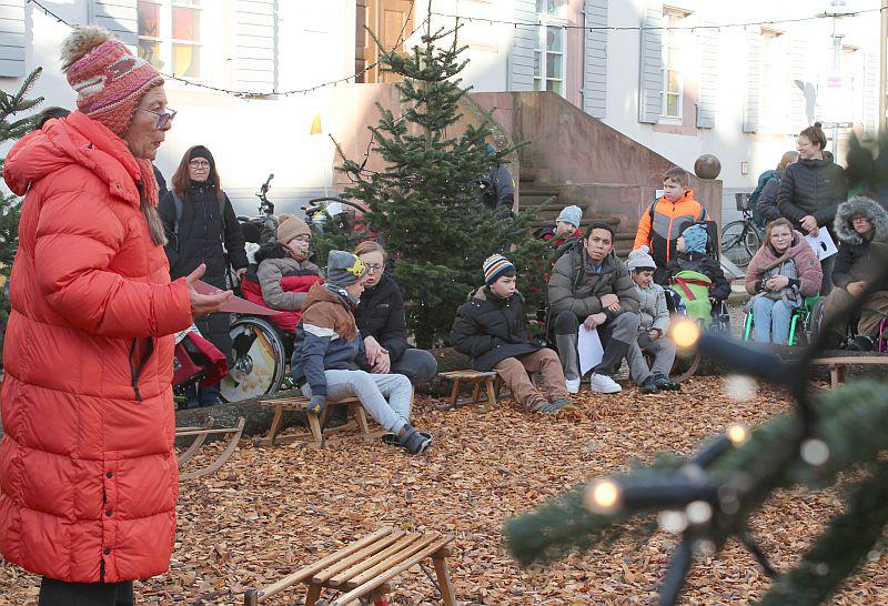 Adventskalender am Schlosserhaus in Emmendingen lädt zum Staunen ein.
Ursula Kirschner-Heinzelmann bei der Eröffnung.

Foto: Stadt Emmendingen