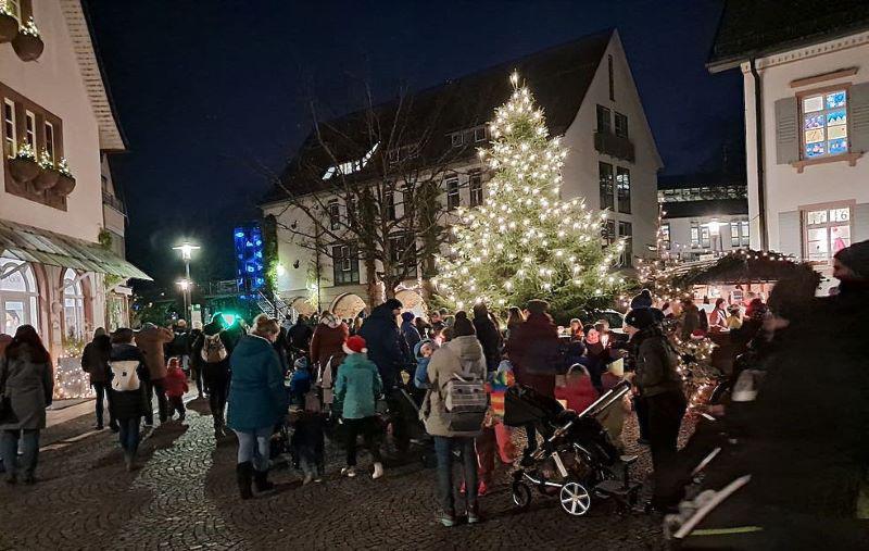 Stimmungsvoller Lichterumzug durch die Emmendinger Altstadt

Bild: Reinhard Laniot / REGIOTRENDS lokal: "EM-extra"