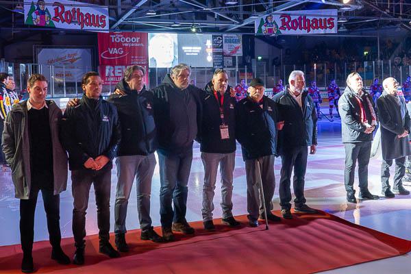 Glatter Freiburger 5:0-Sieg gegen Lausitzer Füchse

3011 Zuschauer verabschieden sich mit Schweigeminute vom verstorbenen Vorstand Werner Karlin. Von links: Janis Wagner (Kaufmännischer Leiter), Peter Salmik (Sportlicher Leiter), 2. Vorstand Marc Esslinger, Nachwuchsleiter Toni Klein, Schatzmeister Jens Ziser, Jörg „Sharky“ Ehret, Willy Nagel, Präsident Michael Müller, Ronald Danner (ehemaliges Vorstandsmitglied)

Foto: Jens Glade / Internetzeitung REGIOTRENDS