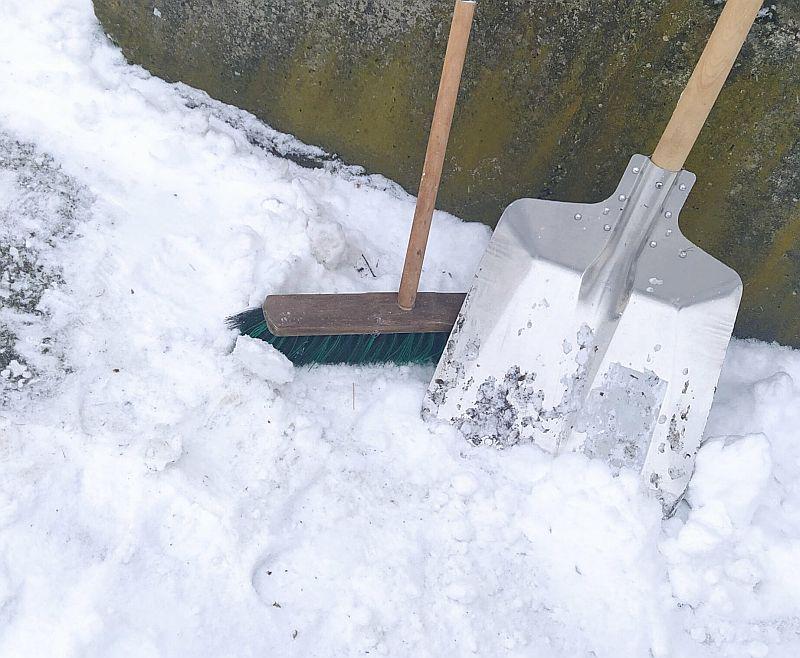 Streupflichtsatzung in Offenburg regelt Räum- und Streupflicht.
Liegt Schnee, kommen Besen und Schaufel zum Einsatz.

Foto: Stadt Offenburg - Gabriel