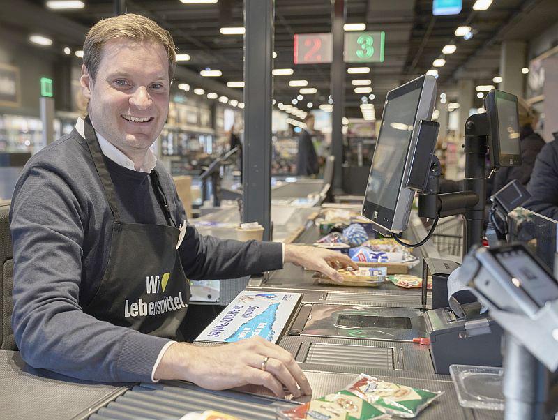 
Yannick Bury kassierte bei Edeka Kohler in Lahr für den guten Zweck.

Foto: EDEKA Südwest - Michael Bode