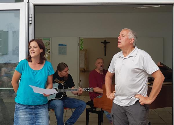 Quartett „Kolping spielt verrückt“.
Karin Roling (vorne links, Herbert Rochlitz (Präses, vorne rechts), Markus Häfele (im Hintergrund links) und Klaus Martin Sackmann (im Hintergrund rechts).