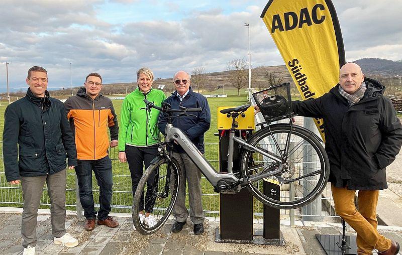 Neue ADAC Radservice-Station in Endingen eröffnet.
Von links: Tobias Metz (Bürgermeister der Stadt Endingen), Christian Kurze (Bauverwaltung Endingen), Ulrike Weiß (Geschäftsführerin der Naturgarten Kaiserstuhl GmbH), Clemens Bieniger (Vorsitzender des ADAC Südbaden e.V.) und Rolf Köchl (Leiter Touristik ADAC Südbaden e.V.).

Foto: ADAC Südbaden