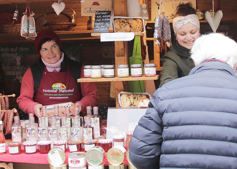 Barbara Schmider und ihre Tochter Ann-Kathrin sind Marktfrauen aus Leidenschaft in Offenburg.
Freuen sich über Kunden vor allem auch bei kalten Januartemperaturen: Barbara (links) und Ann-Kathrin Schmider.

Foto: Stadt Offenburg - Walz