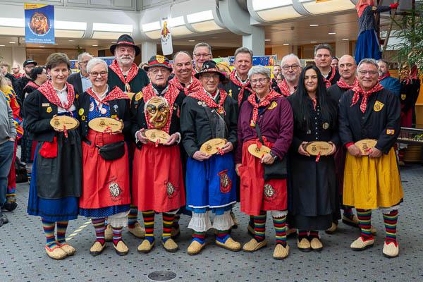 Ausstellungseröffnung "45 Jahre Ämmedinger Bäägle-Hexe" in der Schalterhalle der Sparkasse in Emmendingen

Die Gründungsmitglieder der Bäägle-Hexe.

Foto: Jens Glade / Internetzeitung REGIOTRENDS