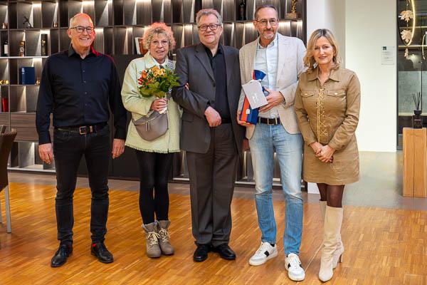 Maier Küchen in Bahlingen verabschiedet verdienten Mitarbeiter Rainer Scheuer
Von links: Martin Maier, Brigitte und Rainer Scheuer, Mike und Beate Maier.

Foto: Jens Glade / Internetzeitung REGIOTRENDS