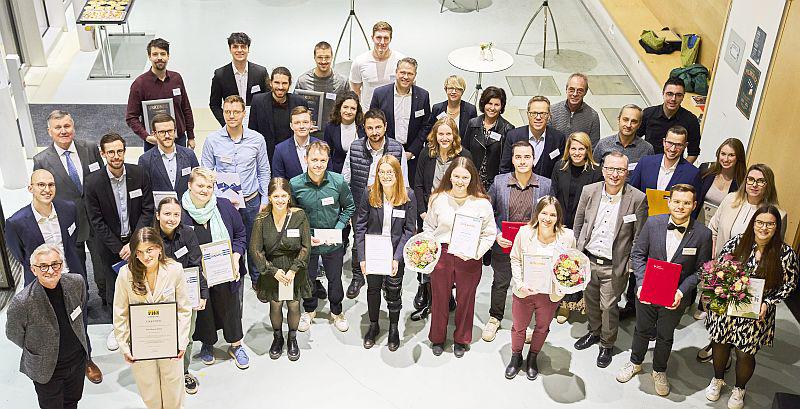 Denkanstöße und Auszeichnungen in Offenburg.
Preisstiftende und Ausgezeichnete.

Foto: Hochschule Offenburg